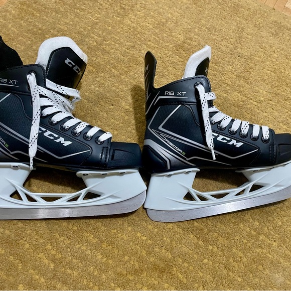 CCM Ribcor Rib XT Ice Hockey Skates, size 3.0 - Picture 2 of 4